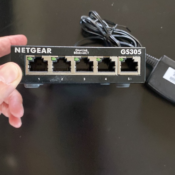 Netgear 5 port gigibit Ethernet splitter - Picture 2 of 4
